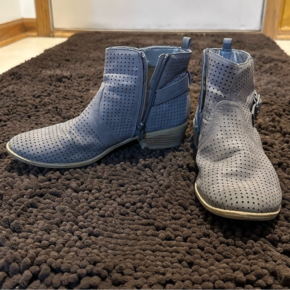 JustFab Breathable Gray Booties - Picture 3 of 5